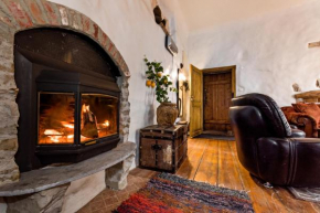 Historical Two-Bedroom Apartment with Sauna, Jacuzzi and Fireplace
